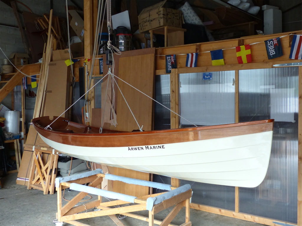 J'ai descendu ma Yole de Chester &agrave; voile du dessus de la mezzanine o&ugrave; elle se morfondait depuis un an et demi, et je l'ai suspendue au dynamom&egrave;tre pour conna&icirc;tre enfin son poids pr&eacute;cis : 46 kg. La transformation pour la voile ajoute donc 1 kg au poids standard. En fait, la yole standard doit &ecirc;tre un peu moins lourde car le poids du puits de d&eacute;rive avec son banc, du pied de m&acirc;t et du renfort d'&eacute;tambrai doit &ecirc;tre de de 2 kg. 