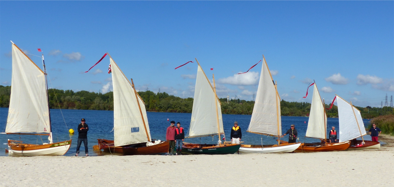 Les &eacute;quipages posent avec les bateaux pour la photo souvenir : toujours de gauche &agrave; droite, Ludo &agrave; cot&eacute; d'Anouket, Charles-Edouard et Baudoin devant Txakoli, Laurent avec le Skerry Raid, G&eacute;rard avec La Marie Pupuce, Bernard avec Prise de Ris'k et moi avec la Yole de Chester. Il manque encore Pierre et Katia avec le Pirmil Thema et Paul avec Silmaril. 
