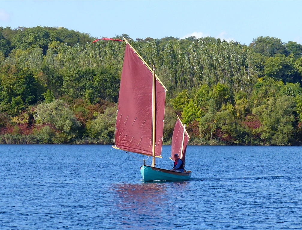 Et voil&agrave; Paul qui arrive avec Silmaril, le num&eacute;ro 1 de la s&eacute;rie. En plus de la misaine, il a gr&eacute;&eacute; le tapecul mais pas le foc car il y un bon force 2 avec des rafales &agrave; 3. 