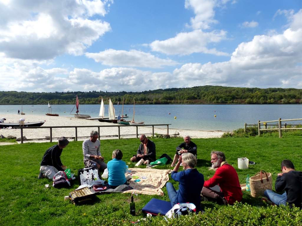 En ce d&eacute;but d'automne, il est bien agr&eacute;able de pouvoir encore pique-niquer sur la pelouse au bord de la plage. Je n'ai malheureusement pas fait d'autre photos int&eacute;ressantes de cette belle journ&eacute;e sur l'eau, car j'ultilisais ma yole, qui requiert toute l'attention de son barreur si celui-ci tient &agrave; &eacute;viter de prendre un bain... 