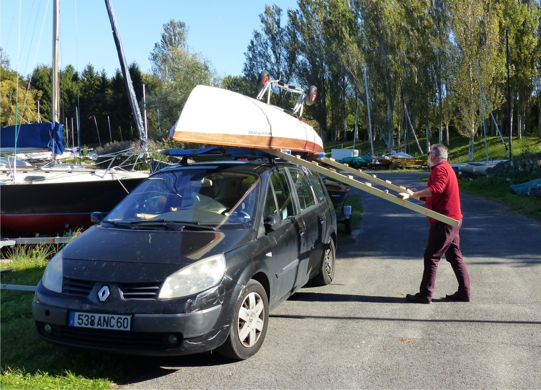 Les deux &eacute;chelles font 3 m de long, et sont r&eacute;unies par une barres transversale &agrave; 60 cm de leur extr&eacute;mit&eacute; basse. Les &eacute;chelles sont fix&eacute;es et articul&eacute;es sur l'extr&eacute;mit&eacute; des barres de toit &agrave; 120 cm de leur extr&eacute;mit&eacute; haute, afin de doubler les barres lorsqu'elles sont en position horizontale. Les sept &eacute;chelons sont des bouts de tasseau de 7 cm de long fix&eacute;s sur les &eacute;chelles tous les 20 cm par une longue vis qui les laisse pivoter librement. On peut aussi utiliser des bloqueurs de porte en caoutchouc comme sur la vid&eacute;o japonaise, mais je n'en ai pas trouv&eacute;. 