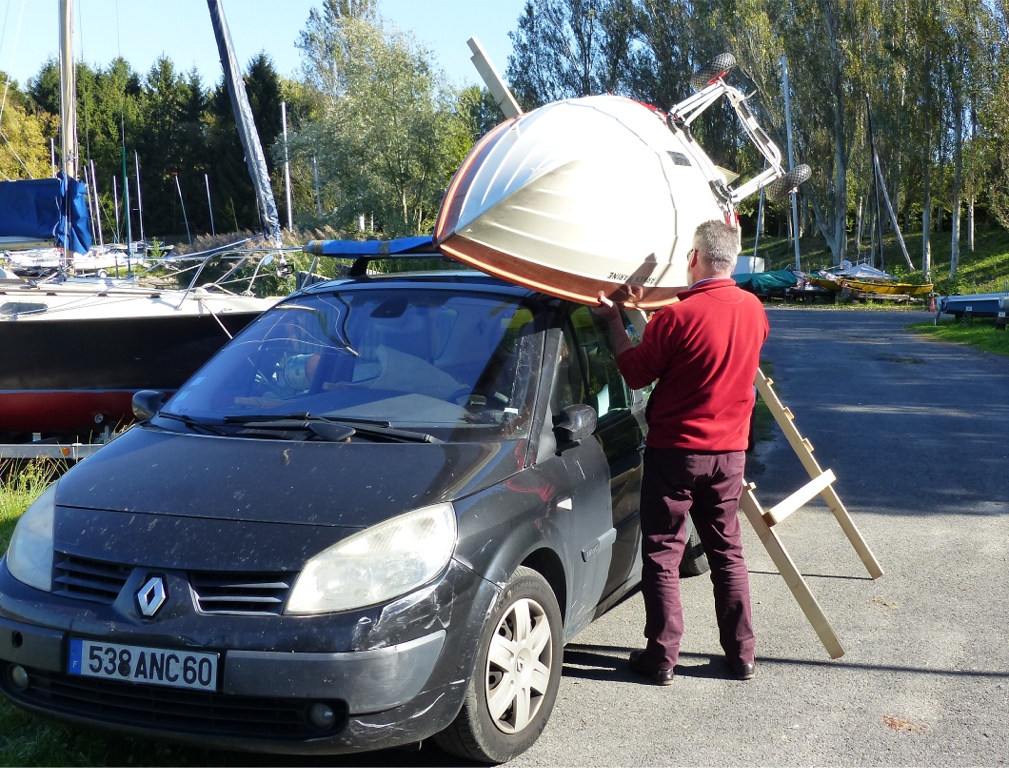Tout en bloquant les &eacute;chelles pour les deux premiers &eacute;chelons, on soul&egrave;ve tour &agrave; tour chacune des extrr&eacute;mit&eacute;s du bateau pour le d&eacute;gager d'un &eacute;chelon et le reposer sur l'&eacute;chelon du dessous. 