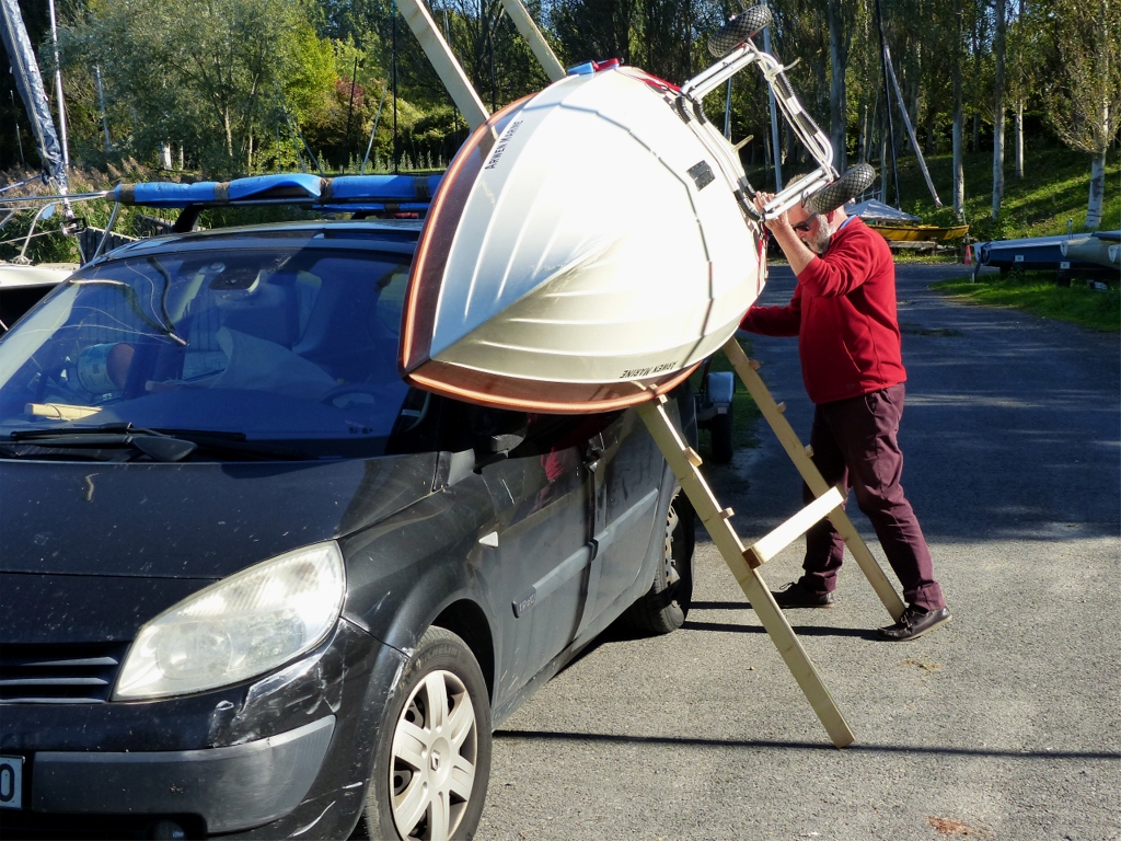 D&egrave;s que l'on a descendu la bateau d'un ou deux &eacute;chelons, il s'appuie sur la partie des &eacute;chelles qui se trouve entre le pivot fix&eacute; sur les barres de toit et leur pied au sol : les &eacute;chelles n'ont plus de possibilit&eacute; de se soulever et le travail devient plus facile. 