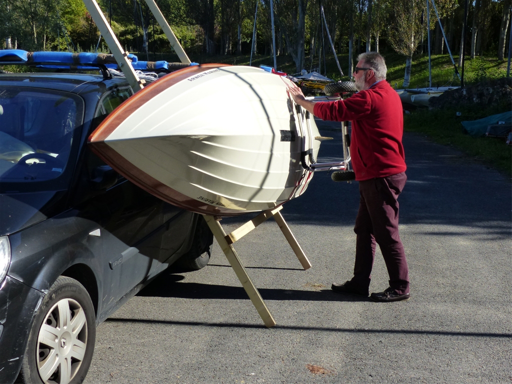 On pose finalement le bateau sur la traverse et on commence &agrave; le tirer pour le remettre &agrave; l'endroit. Le chariot est bien fix&eacute; par deux sangles et on peut l'utiliser pour faire levier et incliner le bateau. 