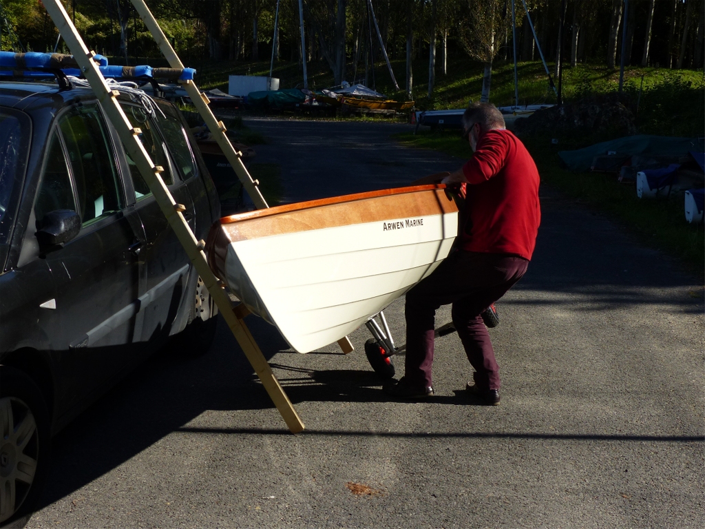 Cette phase est un peu d&eacute;licate car il faut &eacute;viter de glisser de la traverse avant que la premi&egrave;re roue soit au sol. C'est pourquoi je positionne une jambe sous le bateau afin d'exercer une pression lat&eacute;rale vers l'&eacute;chelle et le retenir s'il glissait. 