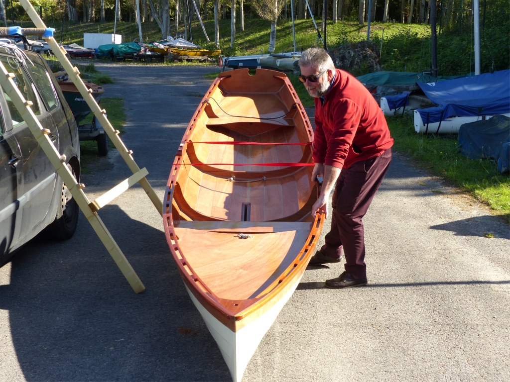 Je n'ai plus qu'&agrave; sortir le gr&eacute;ement et tout l'armement de la voiture, d&eacute;monter les &eacute;chelles et les rentrer dans la voiture (ou les fixer sur les barres), garer la voiture et tirer le bateau jusqu'&agrave; la cale ou la plage. Pour remettre le bateau sur les barres de toit, la manoeuvre et &agrave; reprendre &agrave; l'envers. Je l'ai faite sept fois de suite dans les deux sens et je vous certifie que &ccedil;a fonctionne ! Les avantages principaux sont que l'on n'a plus besoin de chercher deux places de parking pour la remorque et la voiture, mais une seule ! De plus, on est totalement autonome, on n'est pas oblig&eacute; de qu&eacute;mander l'aide d'un tiers parfois absent ou peu coop&eacute;ratif. 