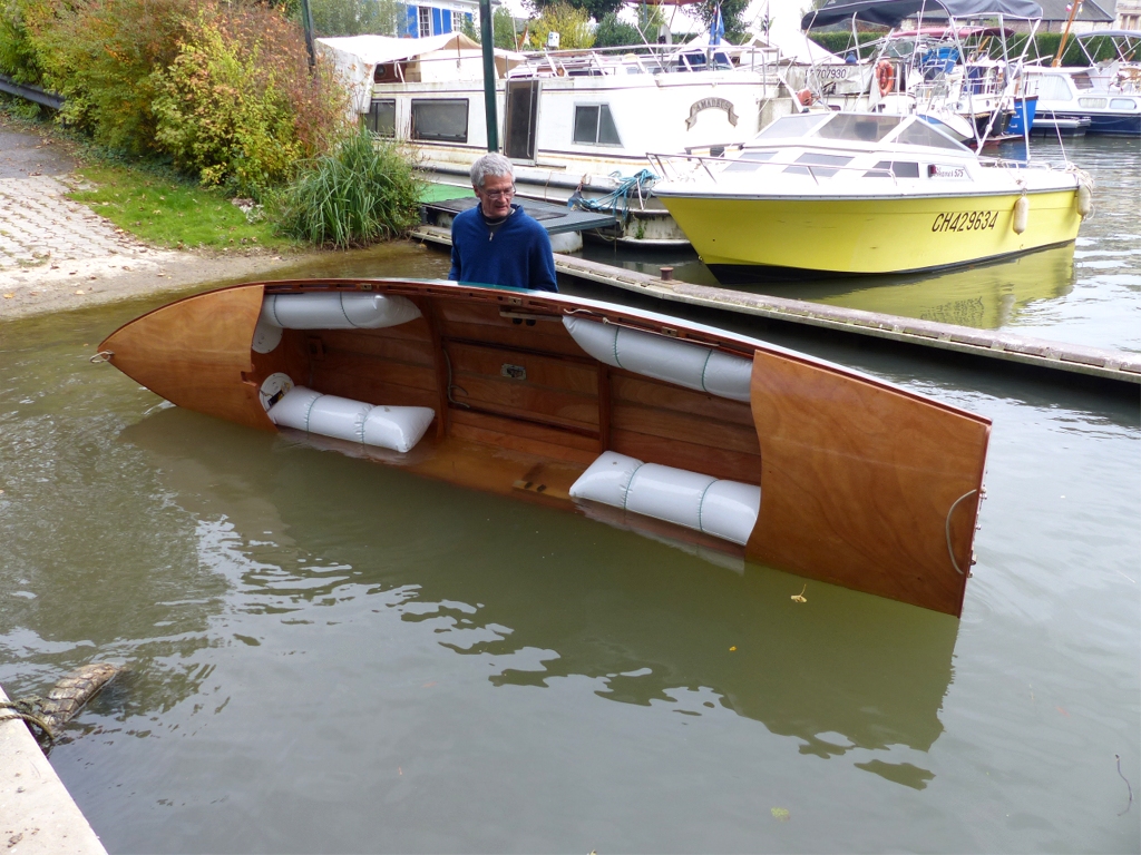 Pierre a aussi installé 4 boudins de flottabilité en plus des deux grands caissons d'Atipik. Comme on le voit ici, la coque nue flotte très haut quand elle est sur la tranche. 