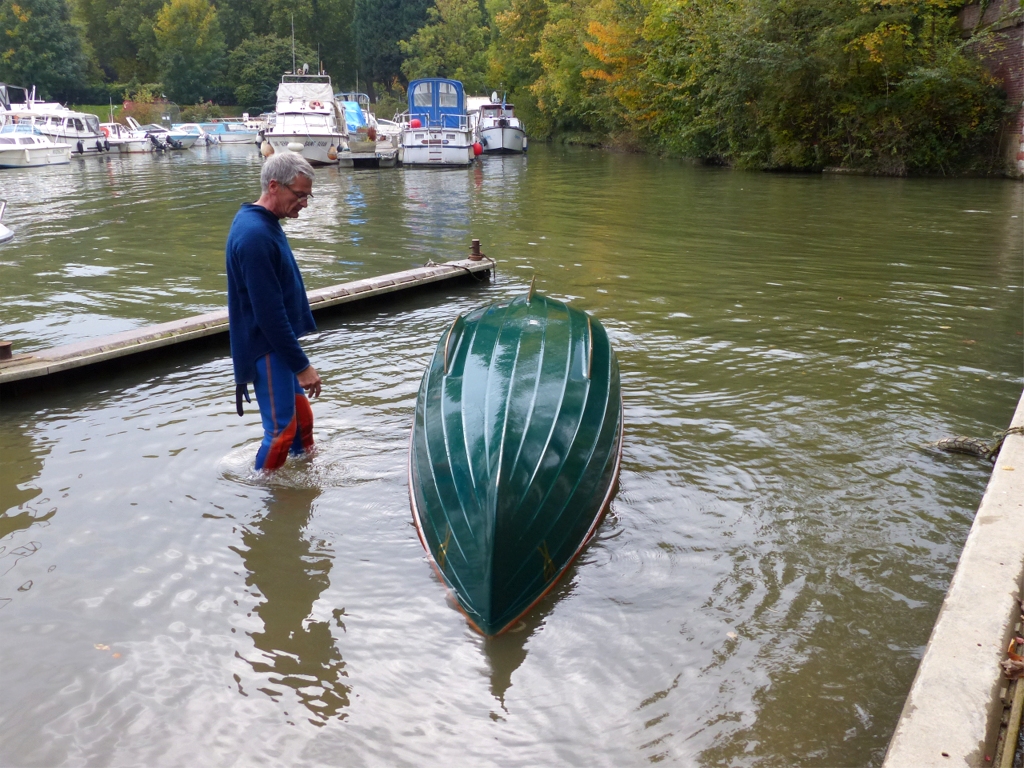 De même que quand elle à "fait chapeau". Nous avons ensuite constaté qu'il y a tout de même une bonne quantité d'eau après "ressalage", mais suffisamment peu pour qu'il soit possible de remonter à bord et d'écoper en autonomie. Mais ceci doit être vérifié en faisant l'essai complet en réel. Je suis heureux que ma baignade forcée du 1er octobre ait été profitable (je peux ainsi dire en toute véracité que je me mouille pour mes lecteurs !)