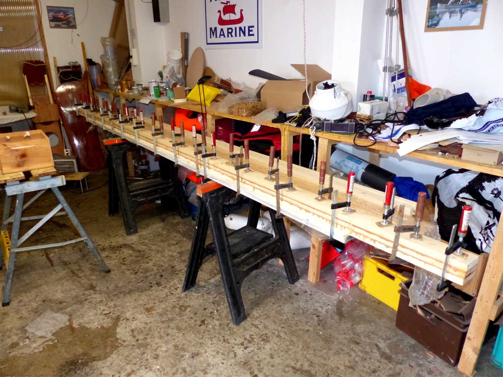 J'ai aussi pr&eacute;par&eacute; les espars pour le Skerry de Damien : j'ai d&eacute;coup&eacute; les &eacute;l&eacute;ments du m&acirc;t, de la b&ocirc;me et la vergue dans deux belles planches de sapin du nord sans noeuds et je les ai coll&eacute;s : trois &eacute;paisseurs pour le m&acirc;t (visible ici) et deux &eacute;paisseurs chacune pour la b&ocirc;me et la vergue. 