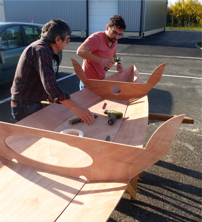 La mise en place de la cloison arri&egrave;re est un peu plus d&eacute;licate car elle pousse assez fortement sur les bord&eacute;s 1, du fait de leur tr&eacute;vire &agrave; cet endroit, impos&eacute; par la proximit&eacute; de la couture de l'&eacute;tambot. 