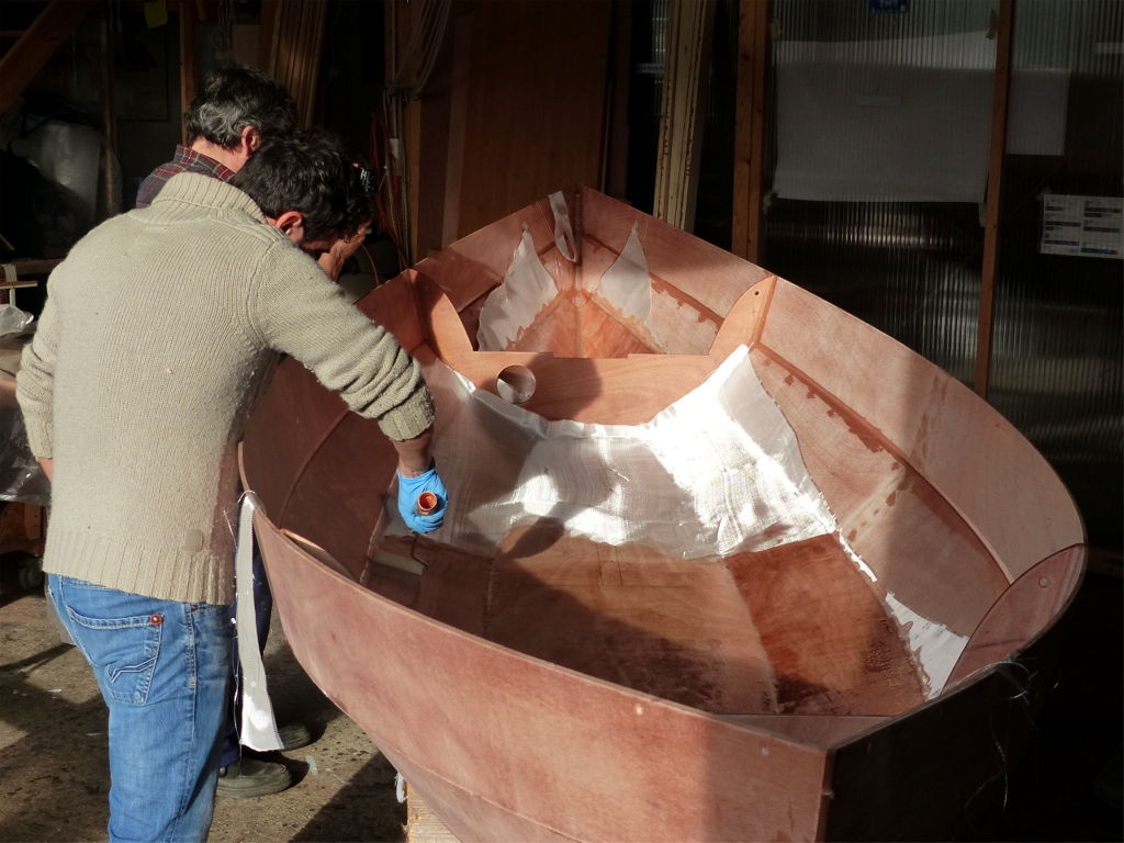 Cette seconde image du dimanche 8 montre la stratification de l'int&eacute;rieur de la coque. 