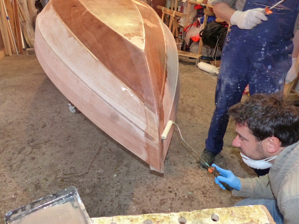 Damien sature la bande de renfort afin de la plaquer &agrave; la surface du bois et constituer le composite bois-verre-&eacute;poxy qui rendra son Skerry presque indestructible (oui, oui, il y a tout de m&ecirc;me un "presque")... Et ceci temine notre cinqui&egrave;me journ&eacute;e. 