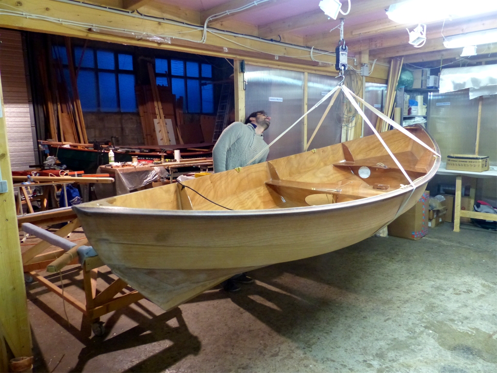 Nous faisons une pes&eacute;e de contr&ocirc;le : ce Skerry p&egrave;se 1 kg de plus que le poids th&eacute;orique de 45 kg indiqu&eacute; par l'architecte : pas mal ! 