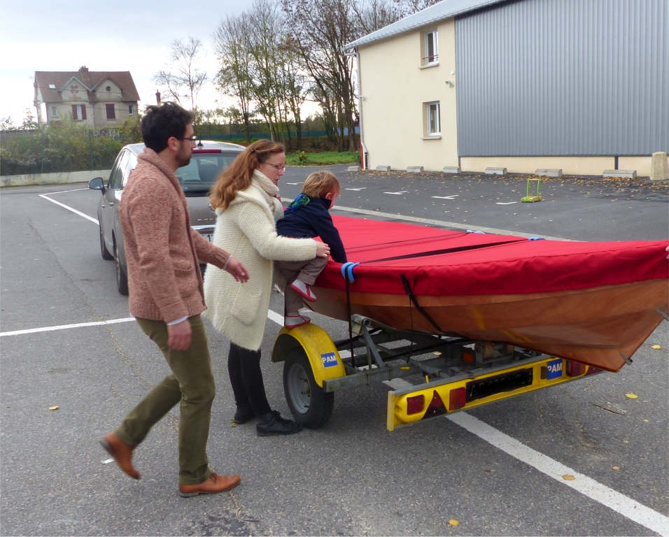 Dimanche 15 : départ ! Colin est bien pressé de monter à bord de ce Skerry construit par son papa et ses grand-parents ! Une sélection plus complète de photos de cette construction accompagnée est visible ici. 