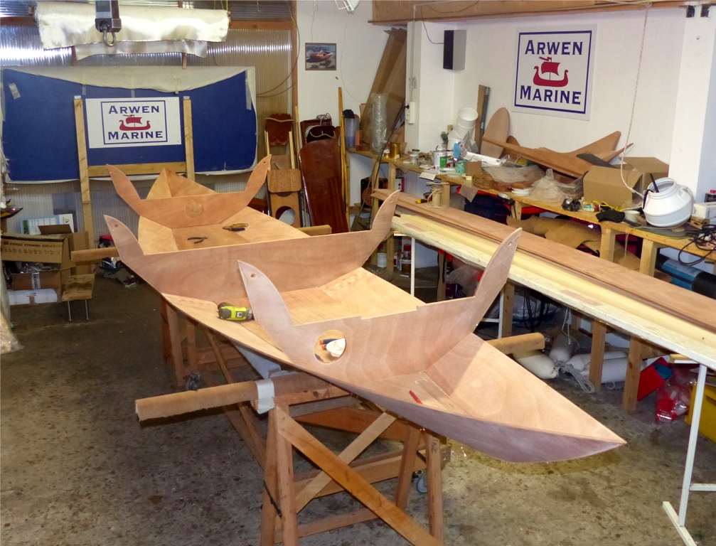 Puis j'ins&egrave;re les trois cloisons qui sont cousues sur la sole. Celle de l'arri&egrave;re est un peu difficile &agrave; mettre en place car elle force l'ouverture des bord&eacute;s pr&egrave;s de la couture de l'&eacute;tambot. Je casse deux sutures avant de l'amener en place. 