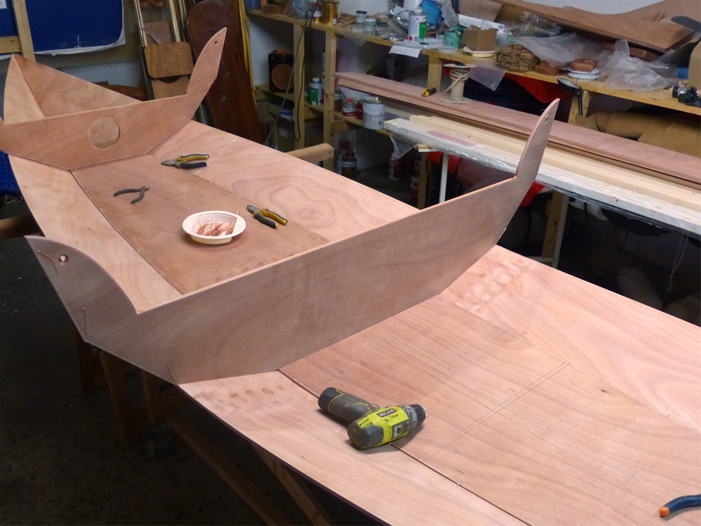 La cloison centrale est modifi&eacute;e par rapport &agrave; celle du kit : les trois ouvertures sont supprim&eacute;es afin de fermer la face arri&egrave;re d'un compartiment &eacute;tanche central qui sera soit un r&eacute;servoir de ballast liquide, soit un troisi&egrave;me caisson de flottabilit&eacute;. Ces deux fonctions ne sont mutuellement exclusives qu'&agrave; un instant t : on peut partir naviguer en laissant le compartiment vide, et le remplir en cours de navigation ou vice-versa (pompe &agrave; main n&eacute;cessaire pour la seconde op&eacute;ration). La seconde cloison de la face avant de ce compartiment contribuera &agrave; la solidit&eacute; de la structure du puits de d&eacute;rive. 