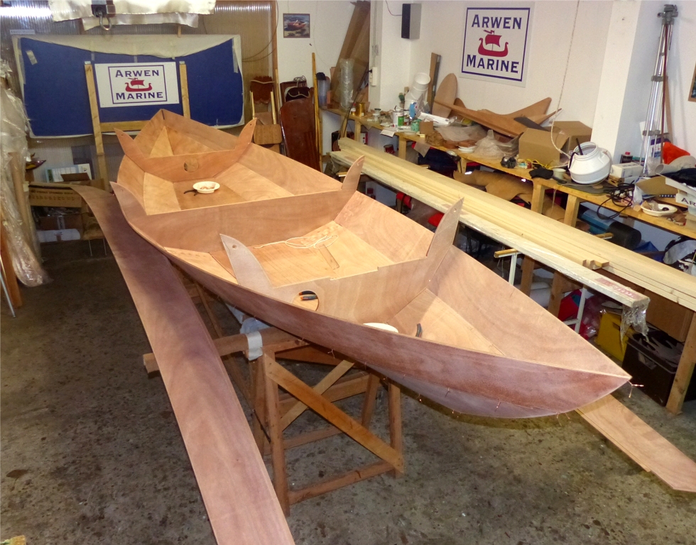 J'ajoute les bord&eacute;s 2. Les bord&eacute;s 3 sont pos&eacute;s sur les tr&eacute;teaux de part et d'autre de la coque, pr&ecirc;ts pour la phase suivante. 