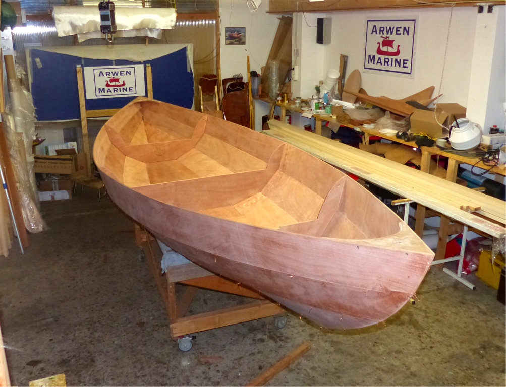 Je termine la couture en ajoutant les bord&eacute;s 3, puis je fixe les deux guirlandes en les vissant sans les coller, car je vais les d&eacute;monter pour faire les joints et la stratification sur l'int&eacute;rieur. 