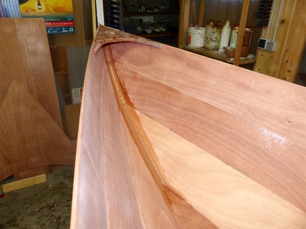 Apr&egrave;s avoir v&eacute;rifi&eacute; que la coque n'est pas vrill&eacute;e en d&eacute;pla&ccedil;ant d'avant en arri&egrave;re un niveau &agrave; bulle sur le haut du carreau, je fais les gros joints-cong&eacute;s de l'int&eacute;rieur de l'&eacute;trave et de l'&eacute;tambot et je stoppe les op&eacute;rations jusqu'au lendemain. 