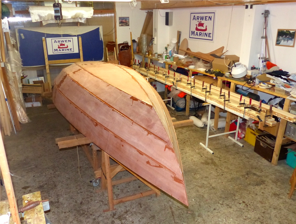 Le lendemain, mon &eacute;pouse m'aide &agrave; tourner la coque afin de faire le premier collage sur l'ext&eacute;rieur. Ce premier retournement est la seule op&eacute;ration qu'il m'est impossible de faire seul, car la coque cousue est encore trop fragile pour la tourner en la suspendant. Tous les joints sont remplis d'&eacute;poxy l&eacute;g&egrave;rement charg&eacute;e, assez fluide pour rentrer bien &agrave; fond, mais pas assez pour couler &agrave; travers. 