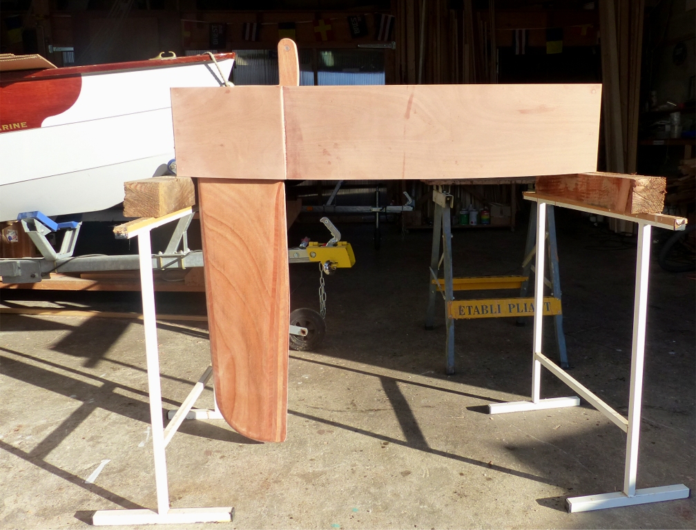 Mais finalement, j'ai d&eacute;cid&eacute; de la laisser descendre &agrave; 90&deg; et de mettre l'avant du puits au m&ecirc;me endroit que le puits de la d&eacute;rive sabre du Skerry. Son rendement sera meilleur et je pr&eacute;serve l'&eacute;quilibre du Skerry. Dans cette position, elle d&eacute;passera de 80 cm sous la sole. 