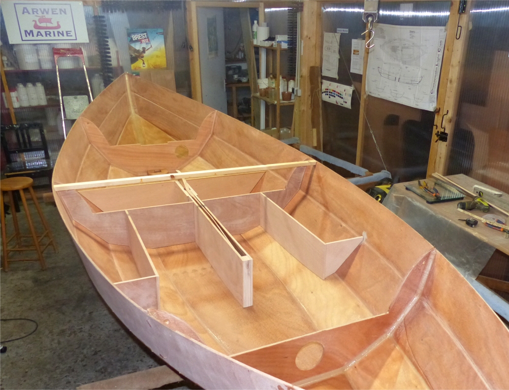 Voici maintenant toutes les pi&egrave;ces verticales en place. Tout tient gr&acirc;ce &agrave; des sutures, sauf le puits de d&eacute;rive, qui est pourvu de 4 vis : 2 &agrave; travers la sole, et 2 &agrave; travers la cloison ajout&eacute;e sur son bord avant. Je suis d'ailleurs revenu sur ma d&eacute;cision de laisser le bord avant du puits au m&ecirc;me endroit que dans le Skerry &agrave; d&eacute;rive sabre et l'ai finalement avanc&eacute; de 5 pouces (12.7 cm) car je sais que cette d&eacute;rive ne sera jamais baiss&eacute;e &agrave; 90&deg; (voir les deux images du 12 d&eacute;cembre &agrave; ce sujet). 