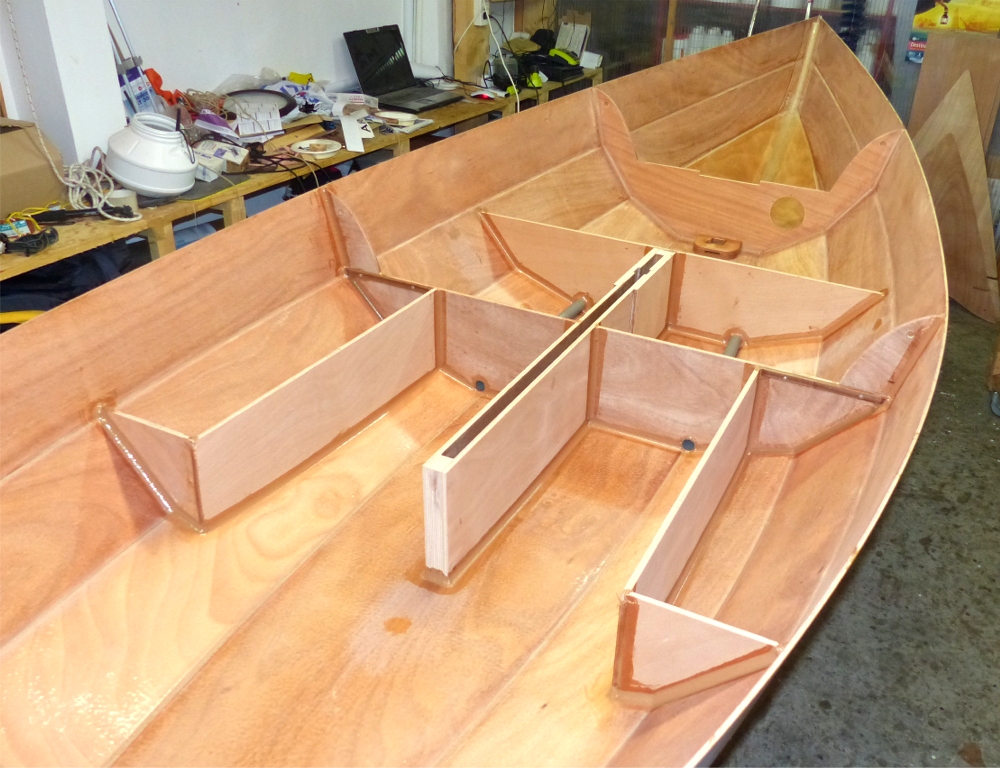 J'ai d&eacute;licatement extrait le puits de d&eacute;rive, encoll&eacute; les bords inf&eacute;rieurs et avant du puits, puis je l'ai gliss&eacute; en place et viss&eacute; ses 4 vis, puis j'ai fait des joints-cong&eacute;s dans tous les angles. On aper&ccedil;oit sur cette image le trou bouch&eacute; de la vis arri&egrave;re du puits, lorsque j'avais positionn&eacute; le puits plus vers l'arri&egrave;re.