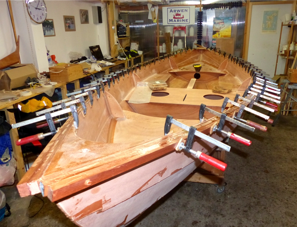 Collage du second pli des listons. Une seule vis (avec avant-trou) a donc suffi pour le second pli, et je l'ai cach&eacute;e &agrave; l'aide d'un bouchon, comme on le voit ici. Je marque au crayon l'emplacement des vis pour &eacute;viter de tenter de fixer une vis par-dessus une autre. En effet, il y a d&eacute;j&agrave; &agrave; chaque extr&eacute;mit&eacute; 2 vis pour fixer la guirlande, puis 1 ou 2 vis pour le premier pli des listons, puis encore une derni&egrave;re en troisi&egrave;me couche pour le second pli... 