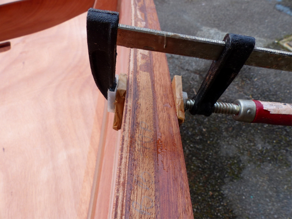 Collage du second pli des listons. Une seule vis (avec avant-trou) a donc suffi pour le second pli, et je l'ai cach&eacute;e &agrave; l'aide d'un bouchon, comme on le voit ici. Je marque au crayon l'emplacement des vis pour &eacute;viter de tenter de fixer une vis par-dessus une autre. En effet, il y a d&eacute;j&agrave; &agrave; chaque extr&eacute;mit&eacute; 2 vis pour fixer la guirlande, puis 1 ou 2 vis pour le premier pli des listons, puis encore une derni&egrave;re en troisi&egrave;me couche pour le second pli... 