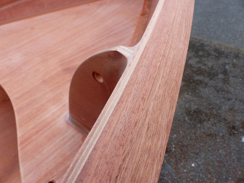 Et voil&agrave; le travail ! Il reste encore &agrave; arrondir le haut de l'oreille scalp&eacute;e (ceux qui n'appartiennent pas &agrave; la tribu des Pieds Bleus peuvent quitter la salle) et &agrave; passer un coup de papier de verre pour casser les ar&ecirc;tes, tr&egrave;s coupantes &agrave; ce stade. 