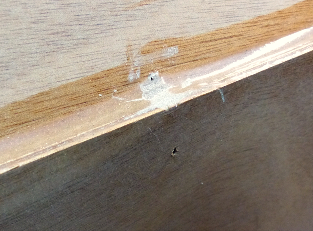 J'utilise un d&eacute;capeur thermique pour chauffer ces sur&eacute;paisseurs afin de les couper &agrave; l'aide d'un ciseau &agrave; bois. Notez que je supprime aussi le petit "pont" qui s'&eacute;tait cr&eacute;&eacute; sous la suture dans le joint lui-m&ecirc;me. En effet, je vais ensuite poncer puis repassser une seconde couche d'&eacute;poxy charg&eacute;e sur tous les joints, et lisser ceux-ci : tous les obstacles doivent disparaitre. 