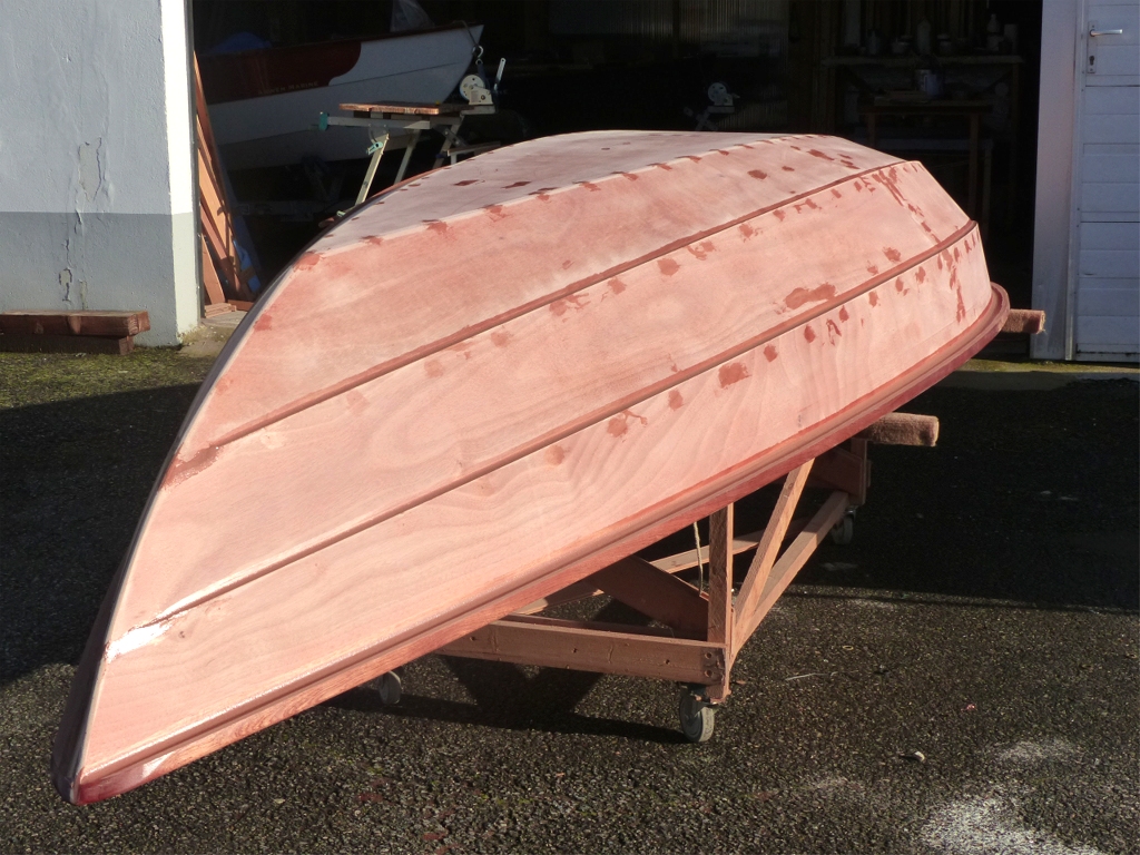 Je profite d'un rayon de soleil pour sortir poncer afin de lisser la surface et de d&eacute;polir les traces brillantes qui d&eacute;noncent les traces d'&eacute;poxy "fra&icirc;che". 