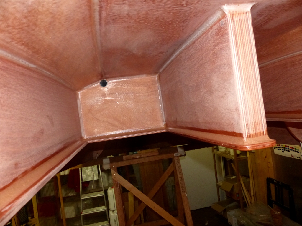 Puis je fais les joints d'&eacute;tanch&eacute;it&eacute;, toujours en &eacute;poxy charg&eacute;e, sous le bord des si&egrave;ges : voici sur cette image le c&ocirc;t&eacute; tribord du puits de d&eacute;rive, le bord arri&egrave;re du caisson transversal (on voit le bout du tuyau PVC qui joue le r&ocirc;le d'anguiller) et le banc lat&eacute;ral tribord. L'aspect brillant et "mouill&eacute;" du joint neuf contraste nettement avec l'aspect terne des autres joints, d&eacute;j&agrave; ponc&eacute;s. 