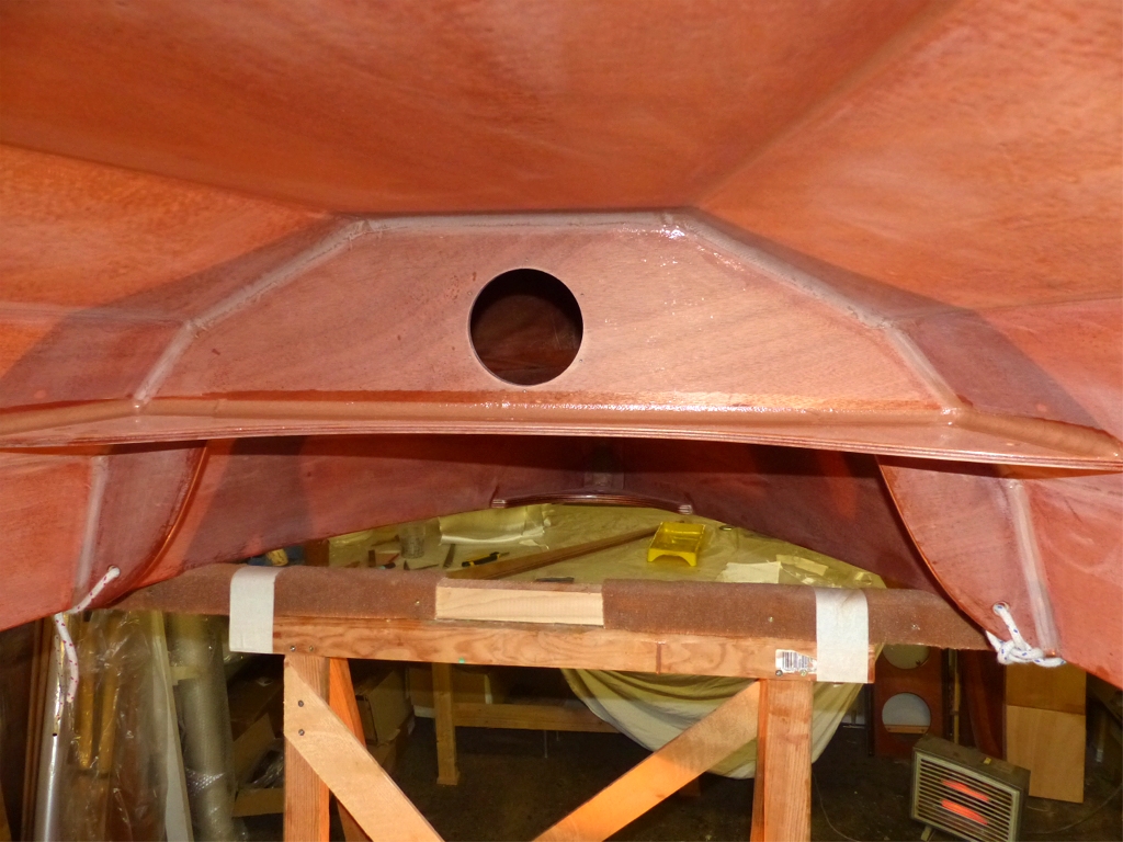 Et voici le joint du dessous du bord du si&egrave;ge arri&egrave;re. Notez les deux noeuds des sauvegardes que l'on aper&ccedil;oit de part et d'autre de l'image. Notez aussi le petit radiateur soufflant au sol : deux radiateurs comme celui-ci plus un bain d'huile (pour chauffer ll'&eacute;poxy) me permettent de gagner 10&deg;C en moins d'une heure. 