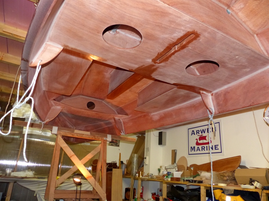 Dans ma pr&eacute;c&eacute;dente &eacute;dition des "nouvelles", je vous quittais apr&egrave;s avoir fait les joints-cong&eacute;s du dessous des si&egrave;ges de ce Skerry modifi&eacute; dans sa partie centrale pour recevoir une d&eacute;rive pivotante, un grand caisson &eacute;tanche transversal et de petits bancs lat&eacute;raux. Les endroits qui paraissent mouill&eacute;s sur l'image ci-dessus sont ceux o&ugrave; j'ai fait des retouches d'&eacute;poxy car j'avais ponc&eacute; un peu fort et j'&eacute;tais pass&eacute; &agrave; travers la couche d'impr&eacute;gnation qui prot&egrave;ge le contreplaqu&eacute;. 