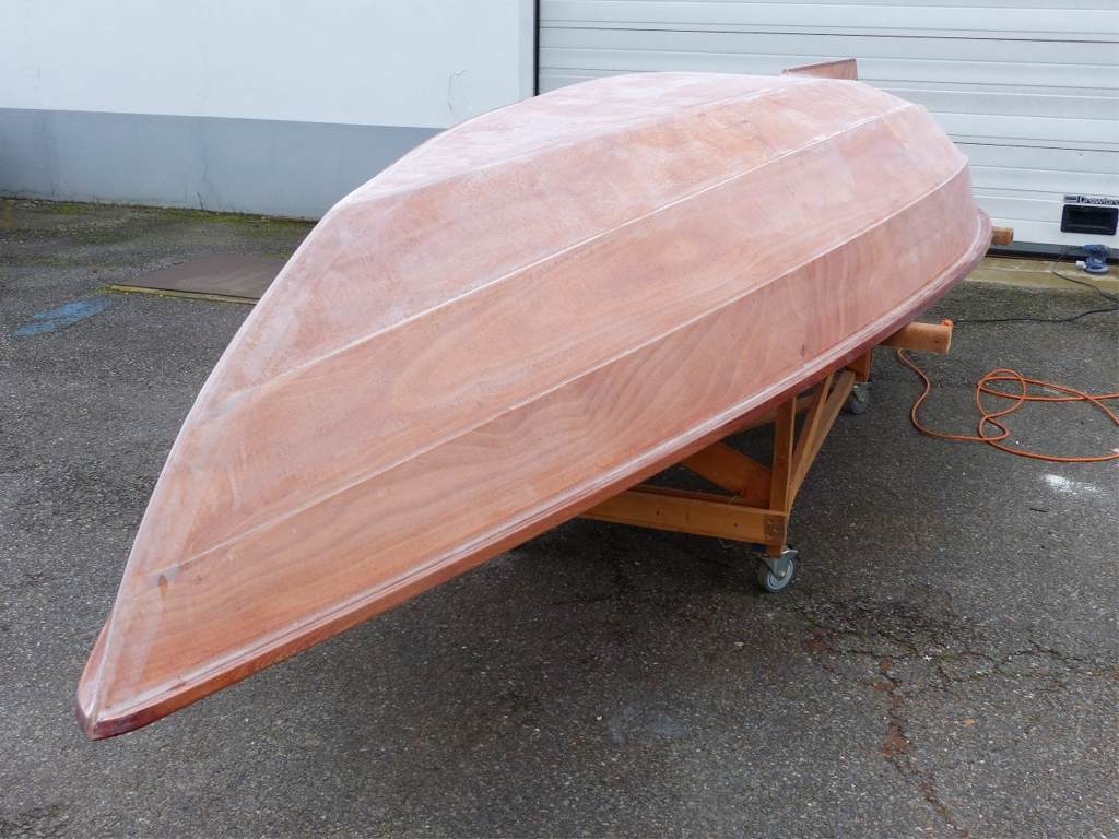 J'ai redescendu la coque et l'ai replac&eacute;e sur un chariot afin de sortir pour poncer la surface ext&eacute;rieure. 