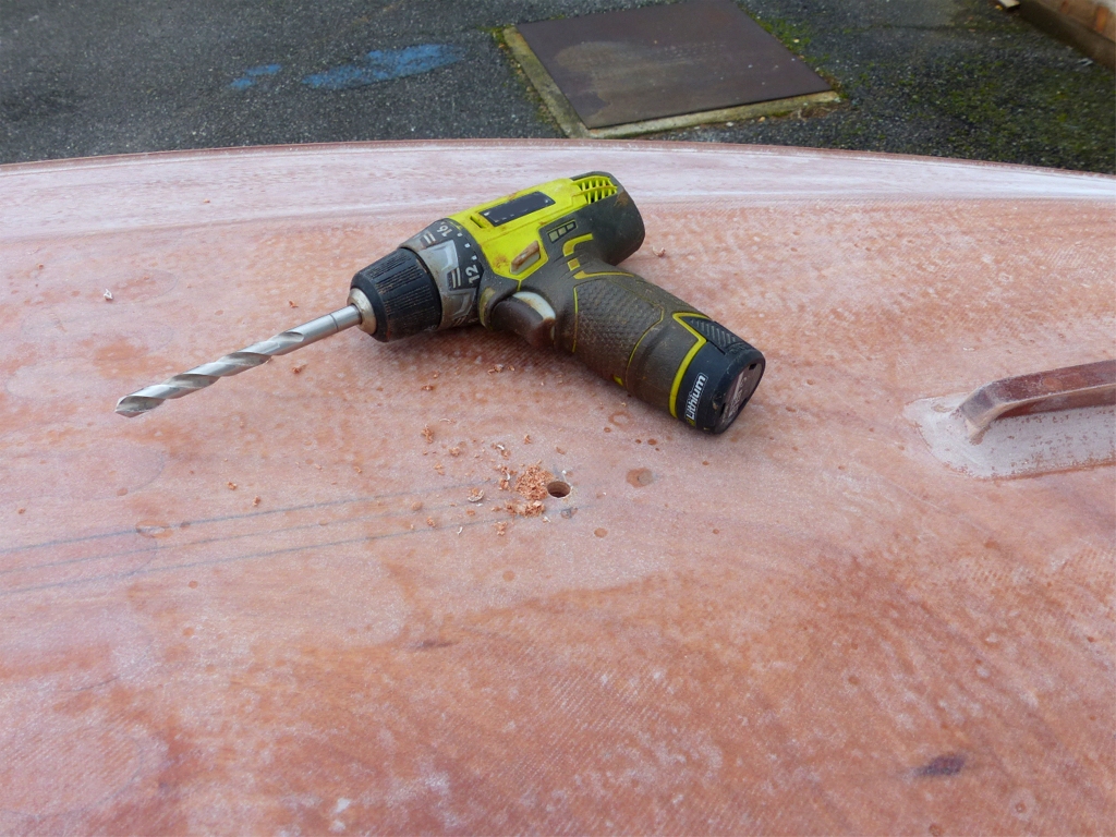 Voici venu un moment que je ne redoute plus, mais qui reste tout de m&ecirc;me assez d&eacute;sagr&eacute;able : l'ouverture du puits de d&eacute;rive &agrave; travers la sole. Je commence par percer un trou de 8 mm &agrave; chaque extr&eacute;mit&eacute; de la fente &agrave; ouvrir. 