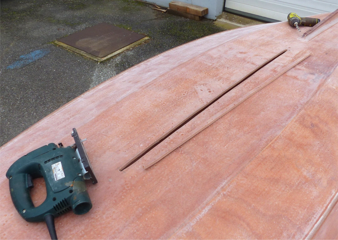 J'utilise ensuite la scie sauteuse pour relier les trous en suivant le trac&eacute; de l'ouverture. Ce trac&eacute; est centr&eacute; sur les deux vis qui fixent les extr&eacute;mit&eacute;s du puits. 