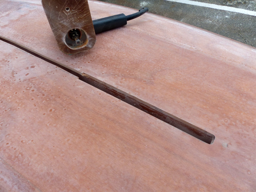 Je sors ensuite une d&eacute;fonceuse &eacute;quip&eacute;e d'une fraise &agrave; affleurer. Il s'agit d'une fraise droite munie d'un roulement &agrave; billes &agrave; son extr&eacute;mit&eacute;. Le roulement vient s'appuyer sur la paroi int&eacute;rieure du puits et la fraise coupe la sole au droit de la paroi. On voit clairement la partie de l'ouverture o&ugrave; je viens de passer la d&eacute;fonceuse, sur la droite.