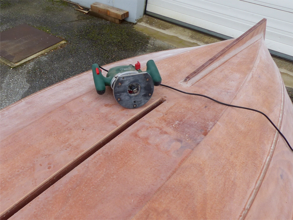 Apr&egrave;s avoir affleur&eacute; l'ensemble de l'ouverture, je change de fraise (et de d&eacute;fonceuse) pour arrondir l'ar&ecirc;te de l'ouverture, gr&acirc;ce &agrave; une fraise en quart de rond, elle aussi munie d'un roulement. 