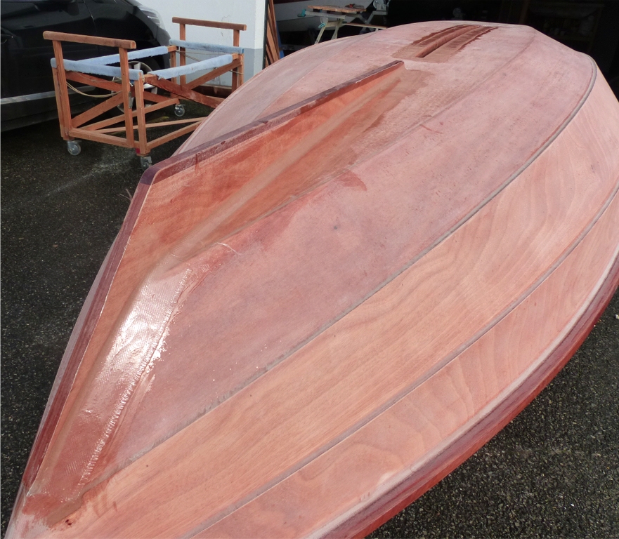 Je sors le Skerry afin de poncer le bord des bandes de renfort pour att&eacute;nuer le relief peu &eacute;l&eacute;gant qu'elles font sur la coque. 