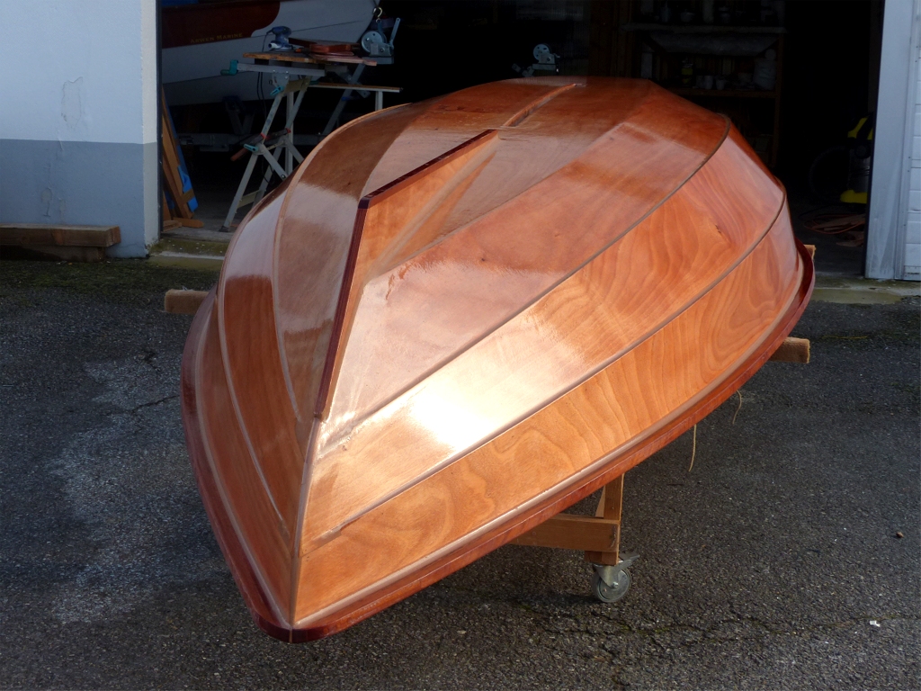 Je repasse ensuite une couche d'&eacute;poxy sur l'ensemble de la surface de la coque. 