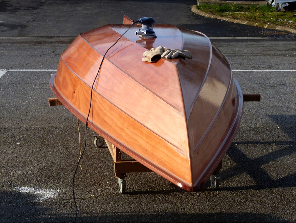 Et je m'appr&ecirc;te &agrave; poncer cette derni&egrave;re couche d'&eacute;poxy afin de lisser ses imperfections et surtout de cr&eacute;er une "accroche m&eacute;canique" pour la peinture. Les gants rappellent que la temp&eacute;rature est n&eacute;gative malgr&eacute; ce joli soleil matinal. 