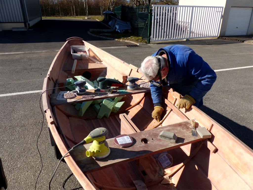 Ce lundi, Bernard est arriv&eacute; &agrave; l'atelier avec son Doryplume "Prise de Ris'k", &acirc;g&eacute; de 25 ans, et qui avait besoin d'une petite r&eacute;vision. Le seul vrai souci venait du compartiment &eacute;tanche arri&egrave;re mouss&eacute;, dont la cloison s'&eacute;tait d&eacute;coll&eacute;e au pied, du fait de la flexion de la sole (en CP de 6 mm comme le reste du bordage). Bernard avait refait un joint-cong&eacute; entre la sole et le pied de la cloison, mais il n'avait pas pu faire sortir toute l'eau rest&eacute;e dans les interstices entre les plaques de mousse remplissant ce caisson. 