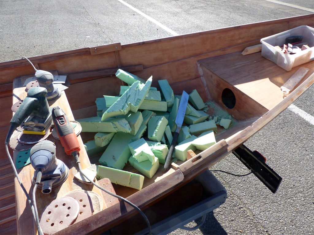 Et voil&agrave; le travail ! Nous avons utilis&eacute; la scie japonaise que l'on voit ici pour d&eacute;couper les plaques de mousse en morceaux assez petits pour les sortir par l'ouverture pr&eacute;alablement d&eacute;coup&eacute;e pour poser une trappe de visite ronde de 5 pouces (et ma femme croit que je n'ai pas de patience !) Nous avons ensuite &eacute;pong&eacute; le petit fond d'eau qui restait. L'ouverture permettra de s&ecirc;cher les derniers restes d'humidit&eacute; par &eacute;vaporation, et la trappe &agrave; joint torique restaurera l'&eacute;tanch&eacute;it&eacute; du caisson. 