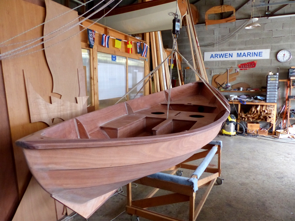 Entretemps, nous pesons le Skerry &agrave; d&eacute;rive pivotante afin de d&eacute;terminer le gain de poids par rapport &agrave; la version standard. Le peson annonce 58 kg, soit 13 kg au-dessus du poids th&eacute;orique (et v&eacute;rifi&eacute; sur plusieurs autres Skerry). Je suis un peu d&eacute;&ccedil;u car je ne m'attendais qu'&agrave; la moiti&eacute; de ce surpoids. 