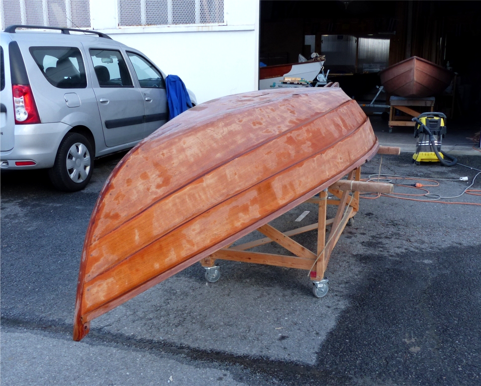 Nous avons retourn&eacute; le Doryplume afin de poncer la surface ext&eacute;rieure et venons de le rincer &agrave; l'eau claire apr&egrave;s un d&eacute;poussi&egrave;rage complet. 