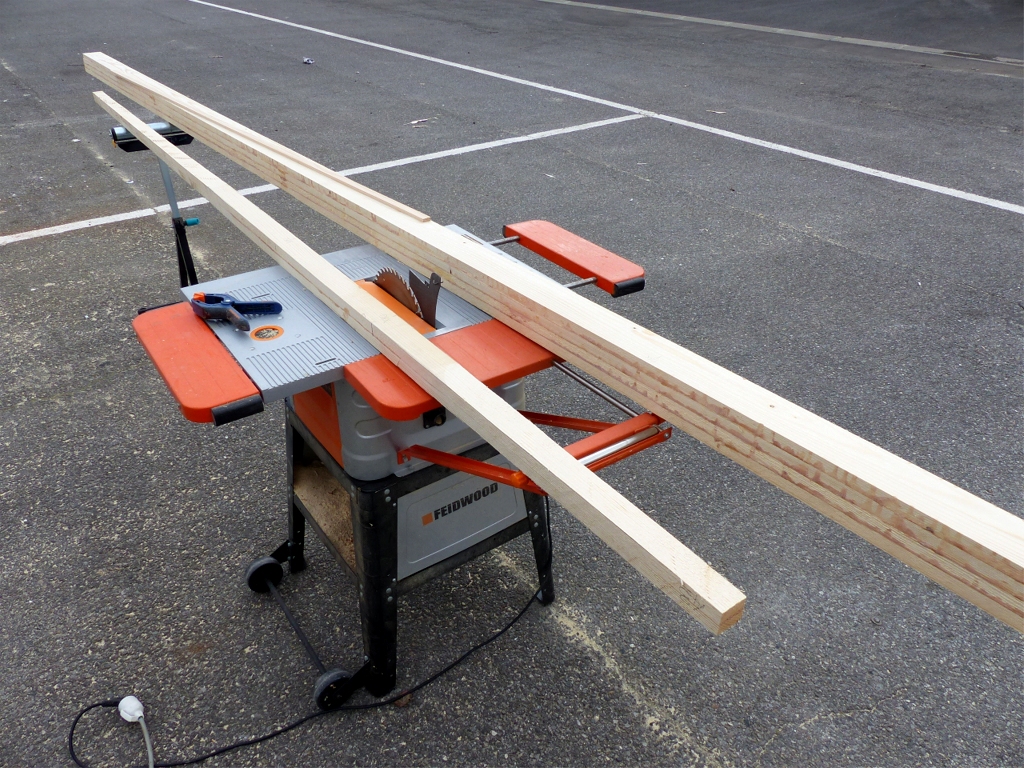 Je commence par affiner les extr&eacute;mit&eacute;s du m&acirc;t et de la vergue sur la scie de table. La vergue a d&eacute;j&agrave; &eacute;t&eacute; trait&eacute;e, et je me pr&eacute;pare &agrave; traiter le m&acirc;t. J'utiliserai ensuite le rabot &eacute;lectrique pour les passer &agrave; l'octogone, puis &agrave; l'hexad&eacute;cagone (16 faces), et apr&egrave;s je ne sais plus trop comment &ccedil;a s'appelle... 