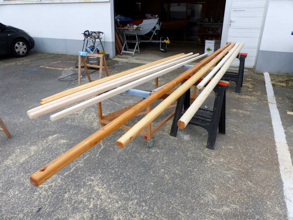 Voici un aper&ccedil;u de la production de la Manufacture d'Espars de Clairoix : de gauche &agrave; droite, b&ocirc;me et vergue de Silmaril (plus jaunes car d&eacute;j&agrave; pass&eacute;s &agrave; l'&eacute;poxy), b&ocirc;me et vergue de Gandalf (j'ai re&ccedil;u une nouvelle voile pour Gandalf, car j'avais utilis&eacute; sa misaine avec le Silmaril et l'ai vendue avec le bateau), vergue d'An Treizh, puis m&acirc;t de Gandalf (dont je change les cales de pied), m&acirc;t du nouveau Silmaril (aussi d&eacute;j&agrave; prot&eacute;g&eacute; par deux couches d'&eacute;poxy), m&acirc;t du Skerry &agrave; d&eacute;rive pivotante, et enfin m&acirc;t d'An Treizh. 