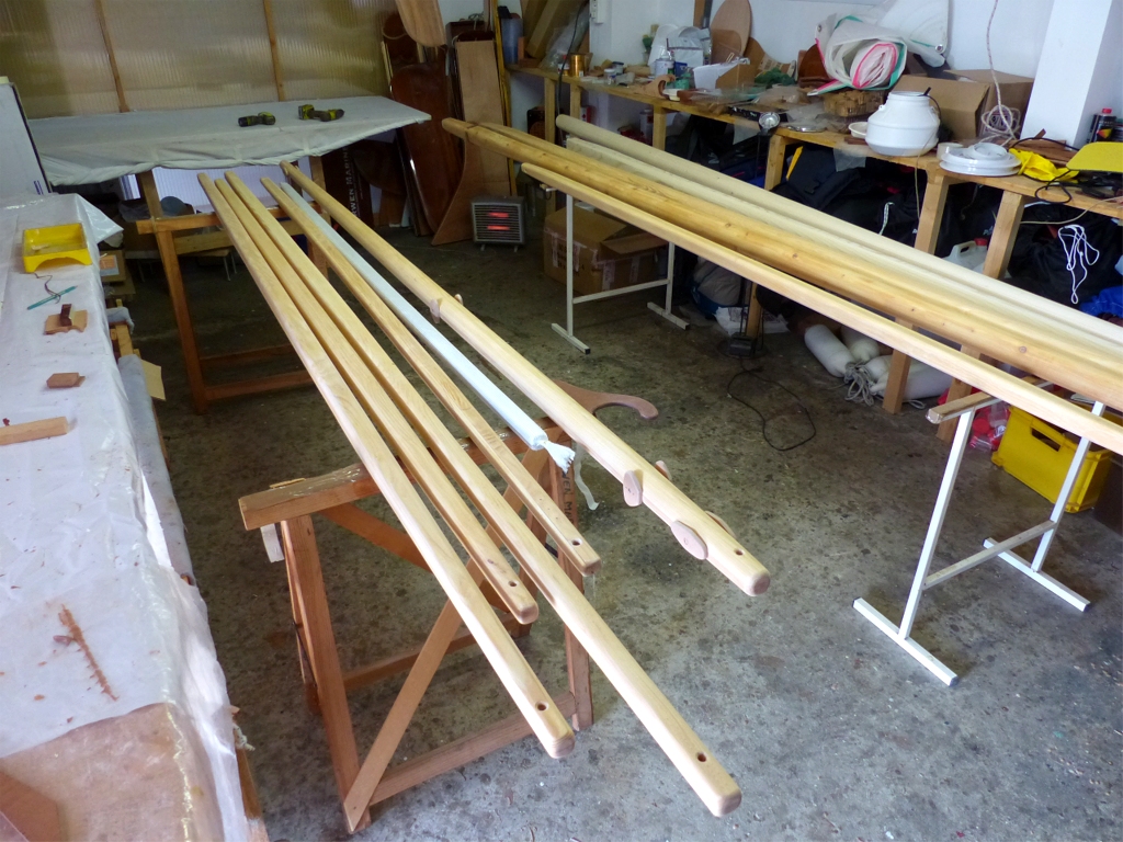 Ma collection s'est enrichie : j'ai coll&eacute; sur la b&ocirc;me de Gandalf les cales de fixation des poulies et des coinceurs de prise de ris. J'ai aussi enfil&eacute; une gaine de fibre de verre autour d'une petite vergue loup&eacute;e (taill&eacute;e trop fine et trop de noeuds - g&eacute;nant pour une vergue) afin de tester la r&eacute;sistance de l'espar composite (et voir s'il est vrai que ma gaine me tue). 